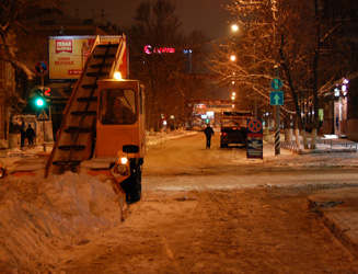 Уборка городских улиц от снега и наледи проводится в ночное время